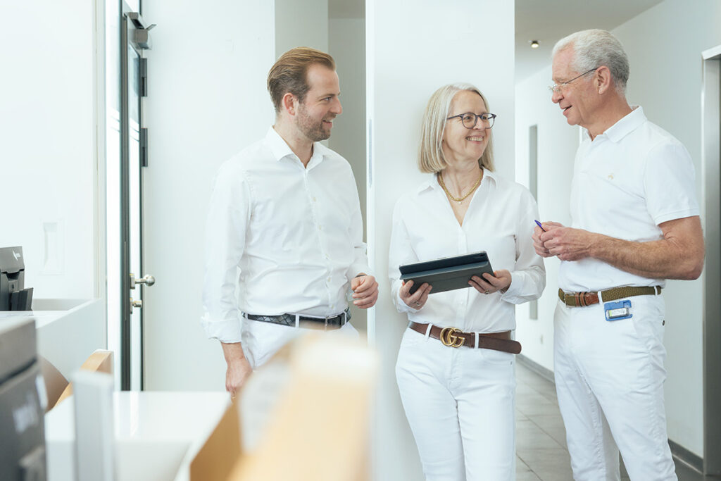 Ärztlicher Austausch zwischen zuweisenden Ärzt:innen und dem Team des Herz-Gefäß-Zentrums München